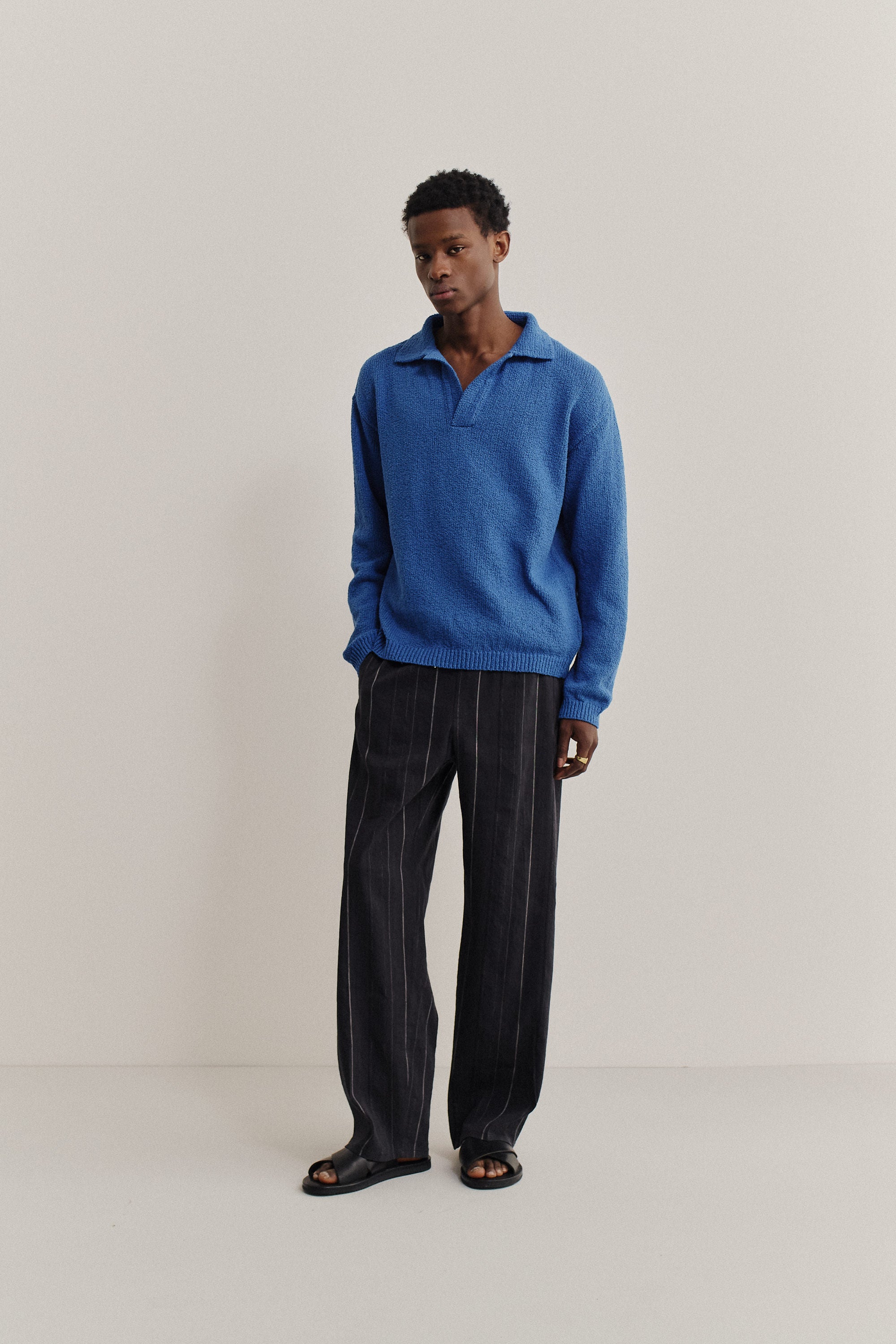 Men's knit long-sleeved polo, 100% organic cotton bouclé, blue, relaxed fit, open collar.
