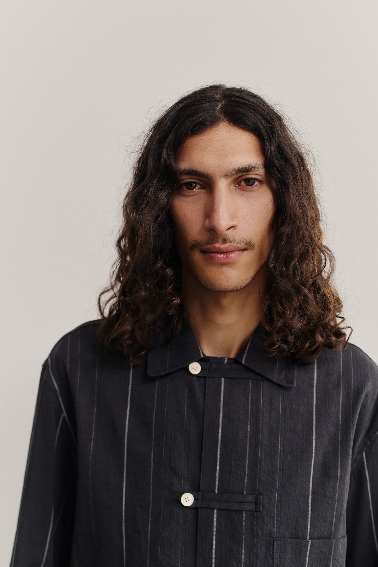 Men's long-sleeved overshirt, cotton-linen blend, black with white stripes, patch pocket, button fastening.
