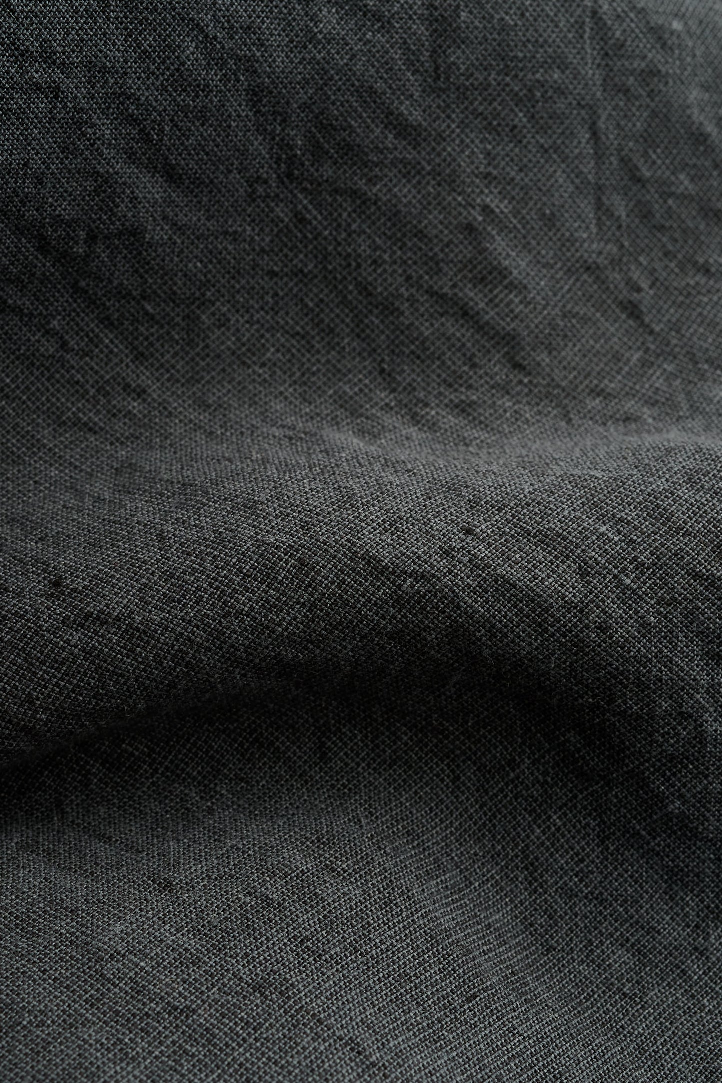 Men's long-sleeved overshirt, dark grey vintage-texture linen, oversized fit.