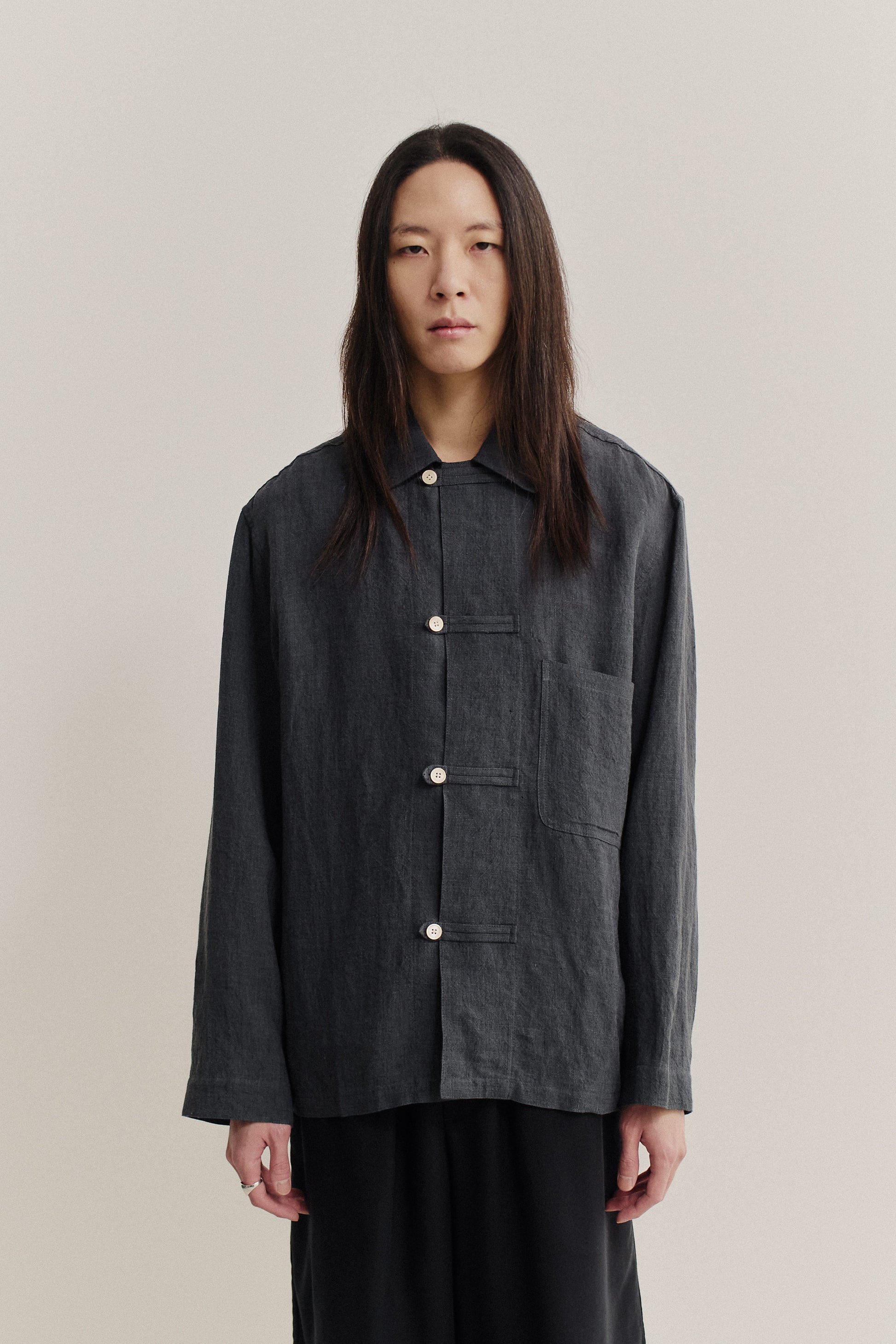 Men's long-sleeved overshirt, charcoal linen with vintage texture, front patch pocket, and button fastening.