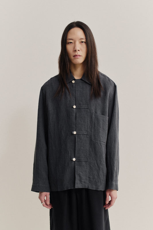 Men's long-sleeved overshirt, charcoal linen with vintage texture, front patch pocket, and button fastening.