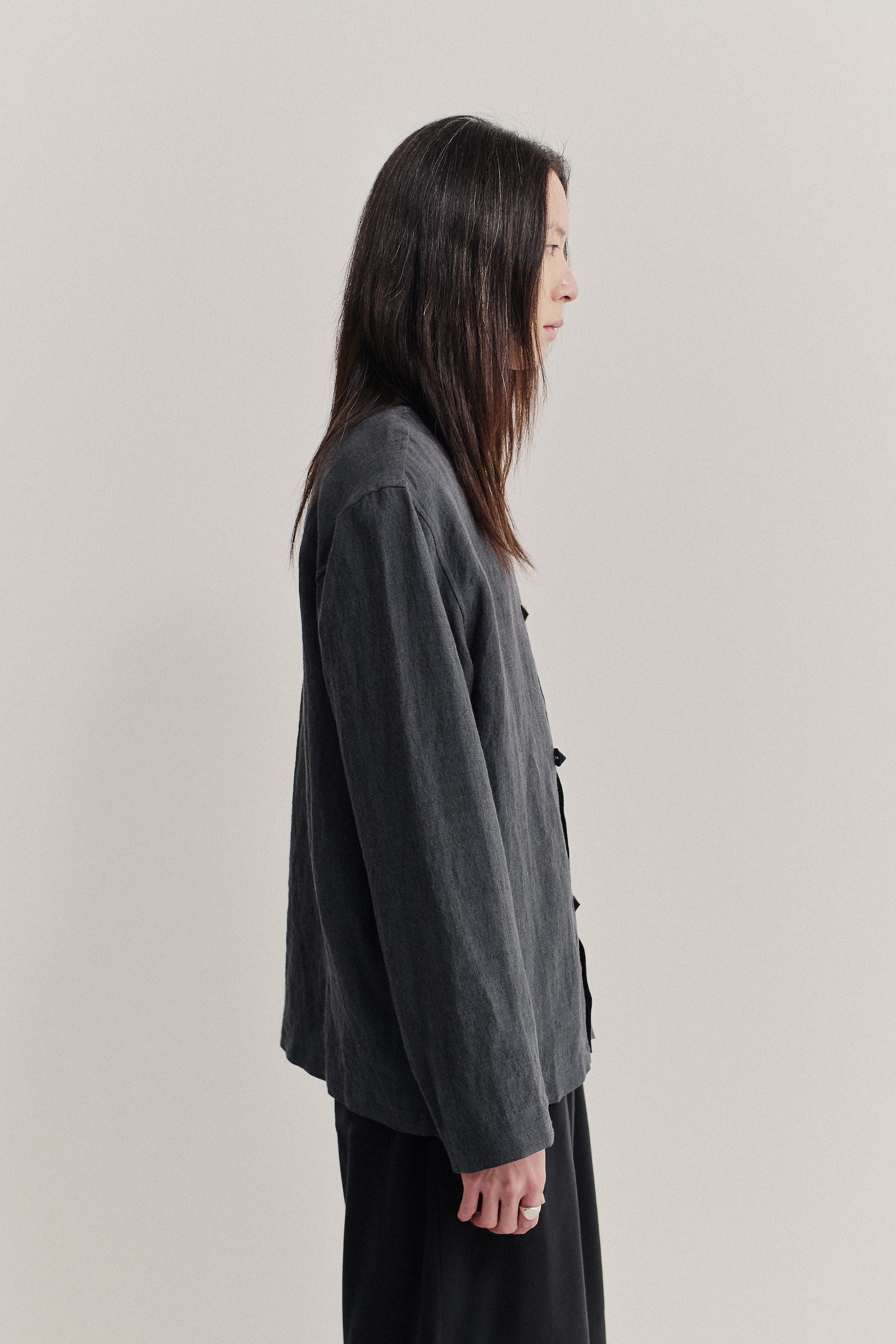 Men's long-sleeved overshirt, 100% linen, vintage-like texture, charcoal grey, oversized fit with button fastening.