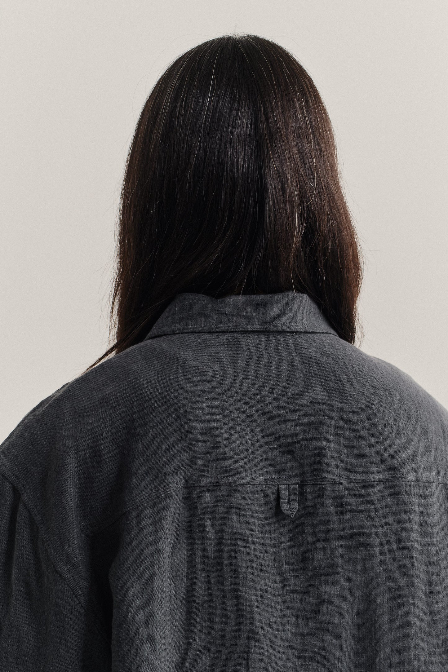 Men's long-sleeved overshirt, dark grey vintage-texture linen, with dropped shoulder and back patch detail.