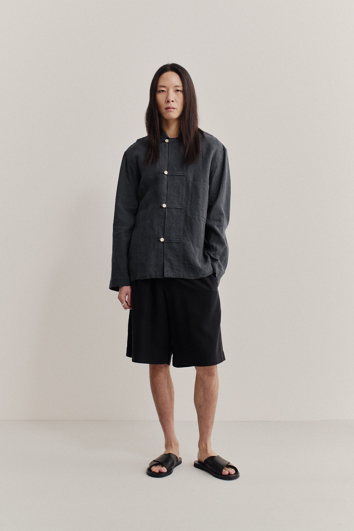 Men's long-sleeved overshirt, linen, vintage-like texture, charcoal grey, with front patch pocket and button fastening.