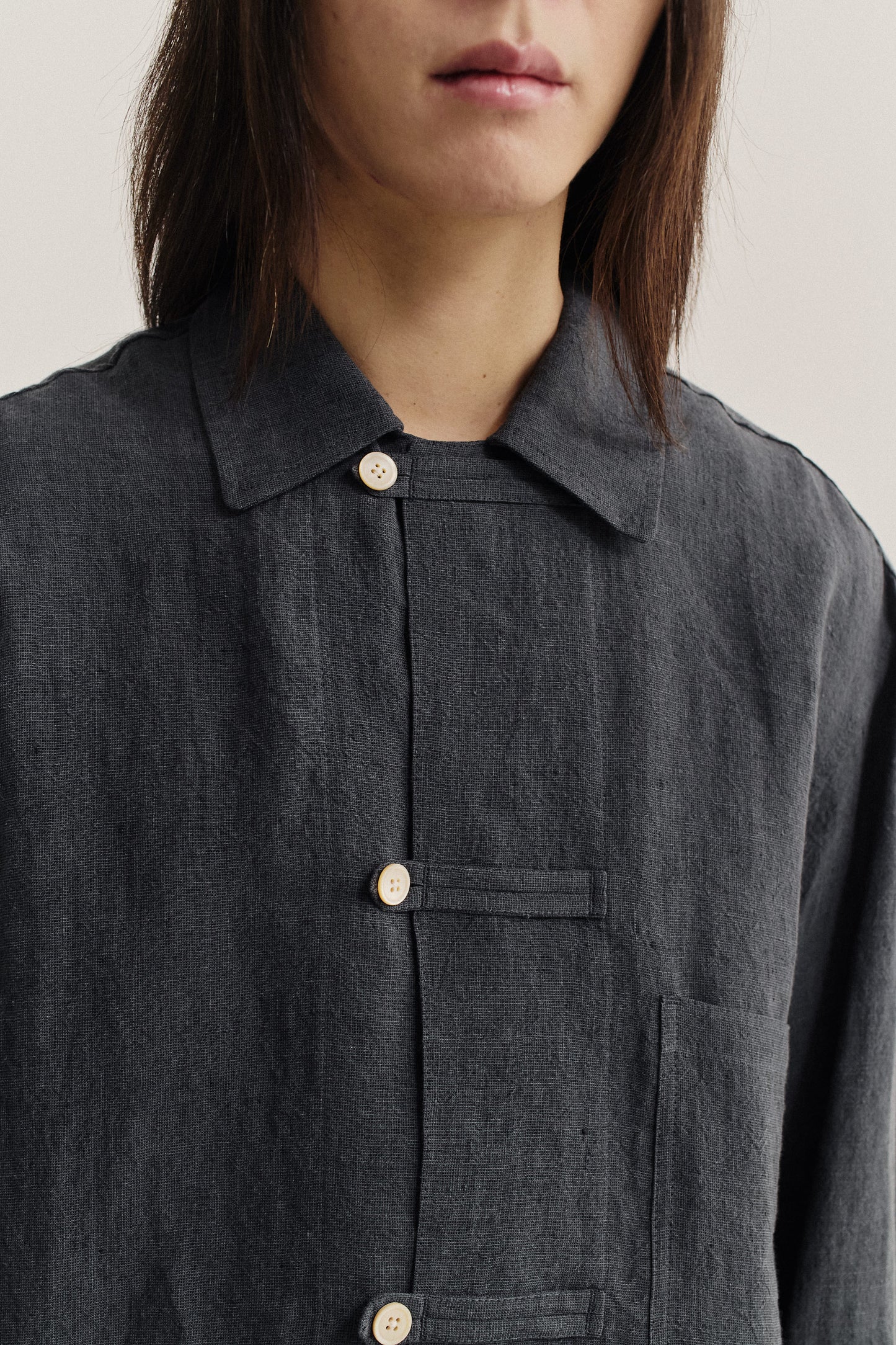 Men's long-sleeved overshirt, 100% linen, vintage-like texture, charcoal grey, with front patch pocket and button fastening.
