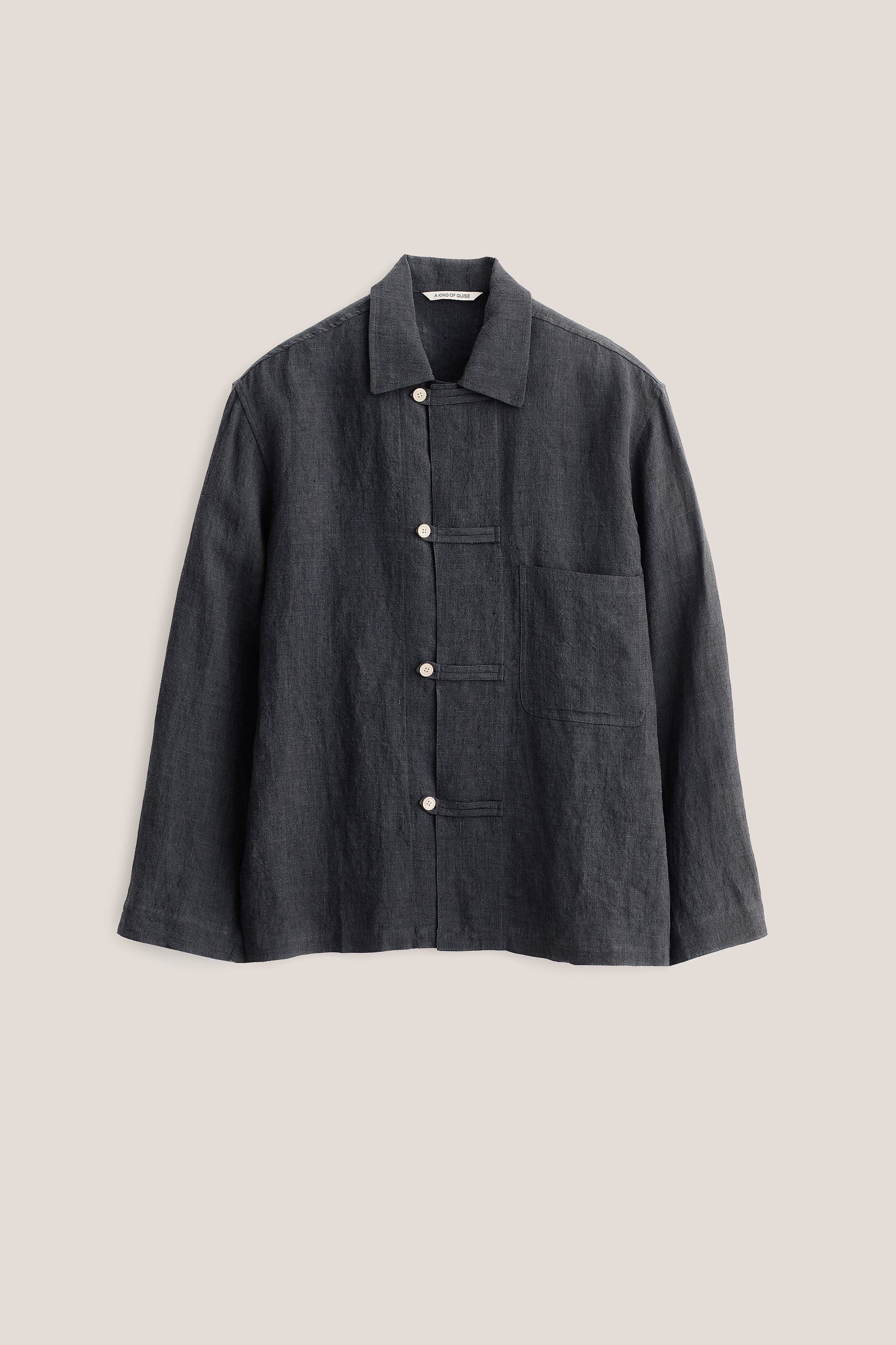 Men's long-sleeved overshirt, dark grey linen with vintage texture, front patch pocket, and button fastening.