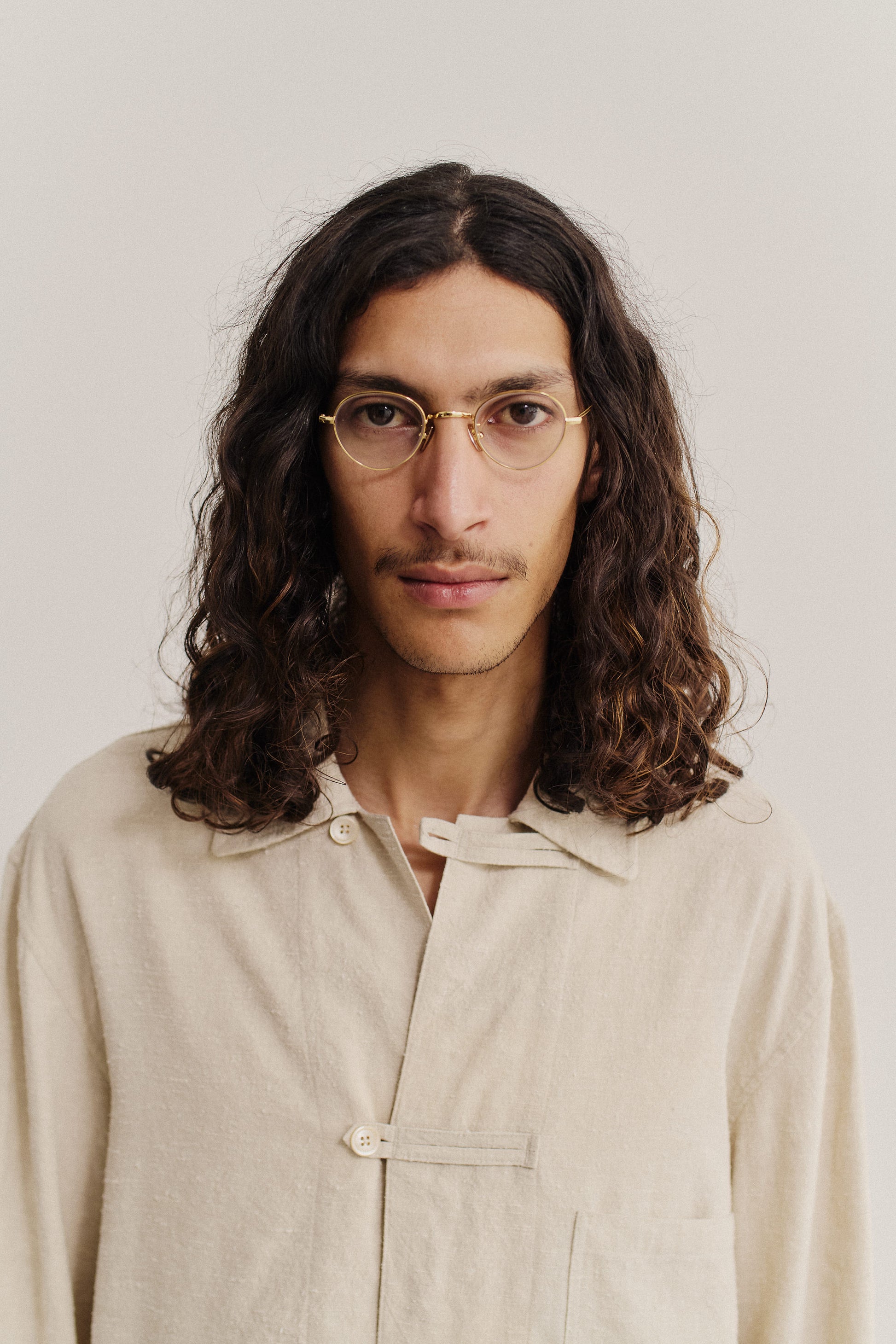 Men's long-sleeved overshirt, linen-silk blend, undyed natural beige, with front patch pocket and button fastening.
