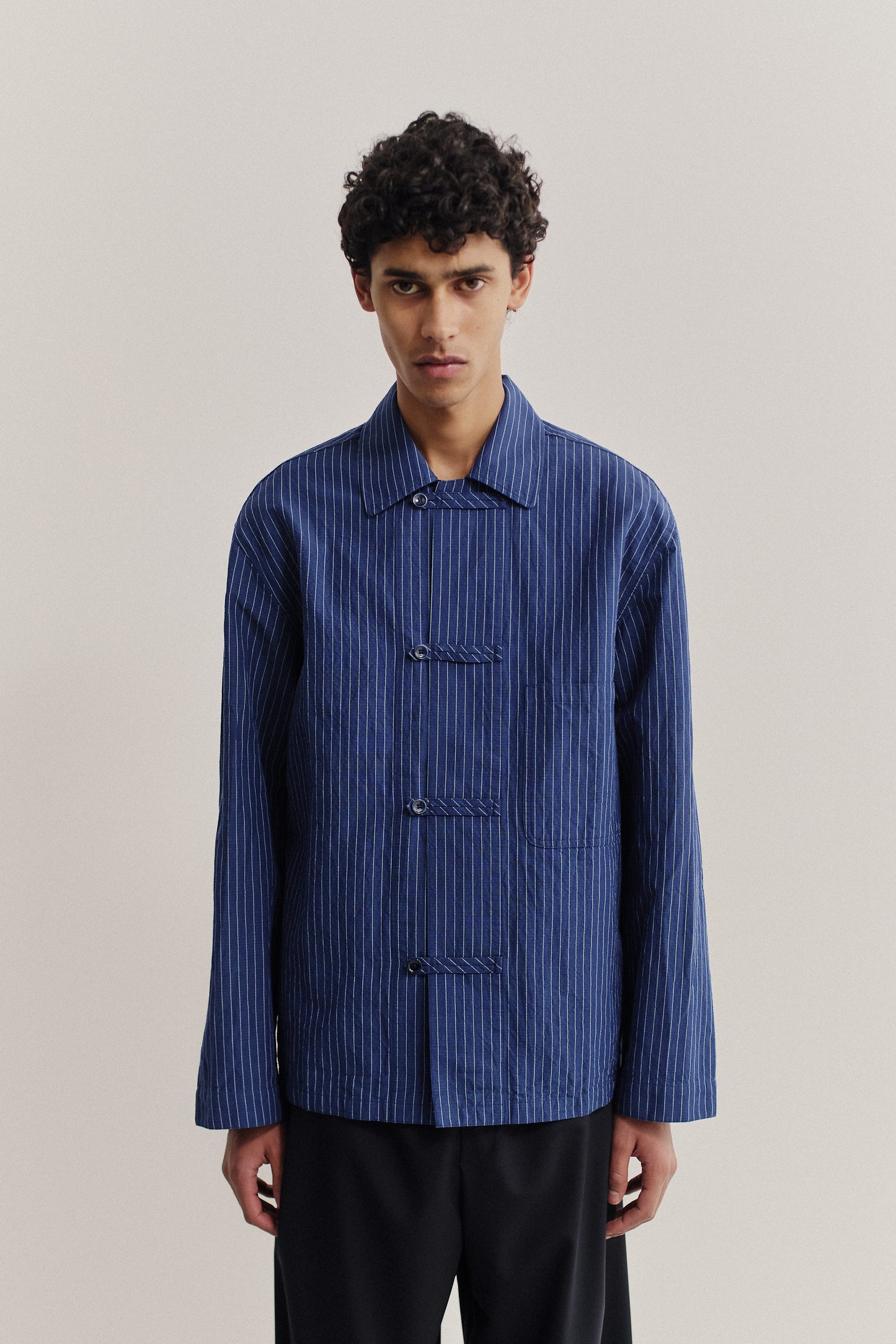 Men's long-sleeved overshirt, cotton-linen seersucker, navy pinstripe, with front patch pocket and button fastening.