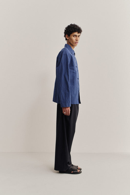 Men's long-sleeved overshirt, cotton-linen seersucker, blue with pinstripes, oversized fit, front patch pocket.