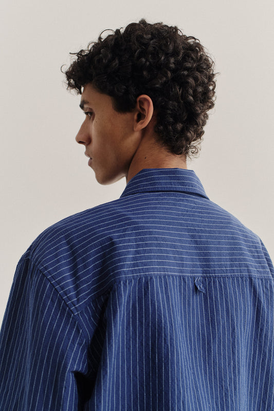 Men's long-sleeved overshirt, cotton-linen seersucker, pinstriped navy, oversized fit.