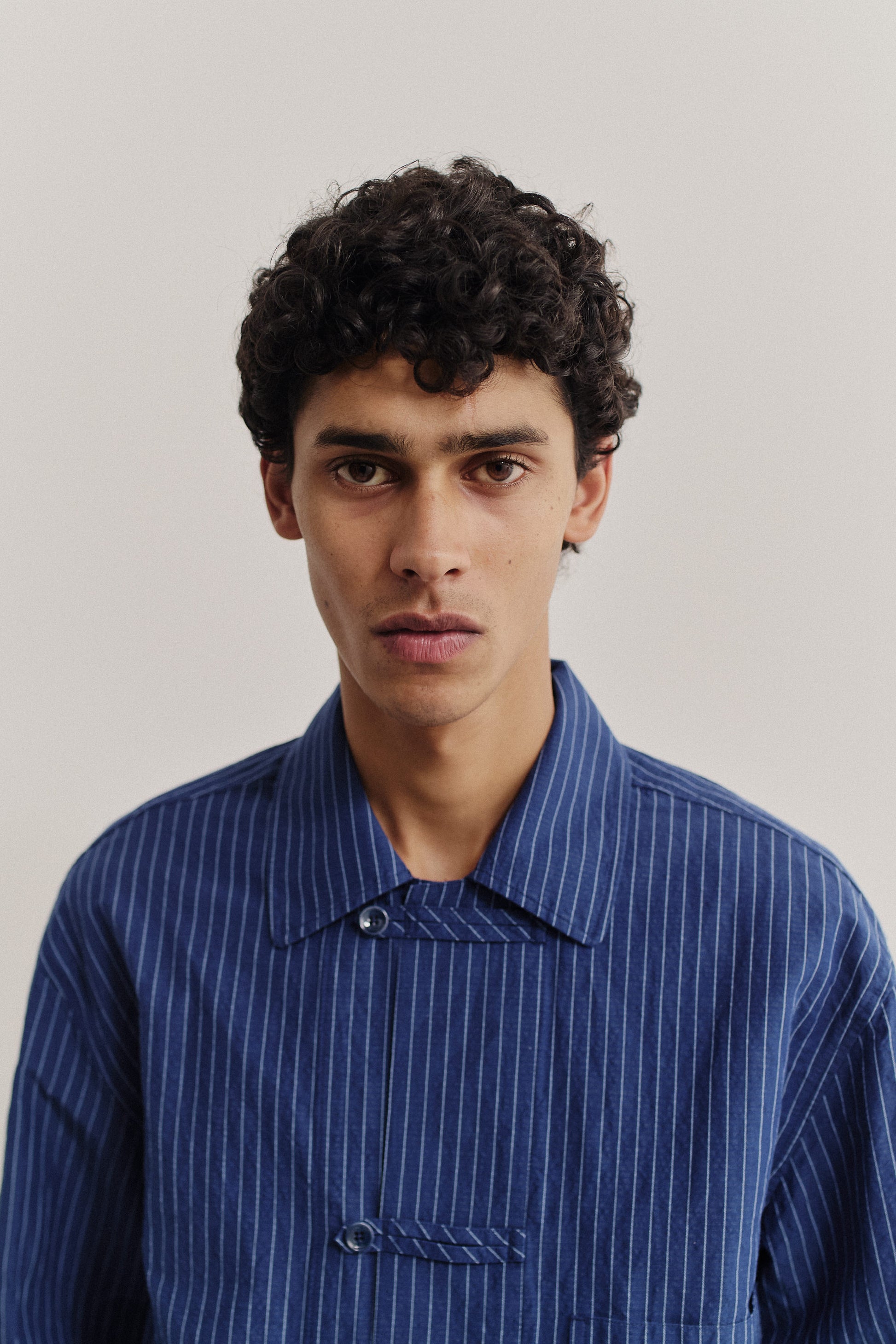 Men's long-sleeved shirt, cotton-linen seersucker, pinstriped navy, oversized with patch pocket.