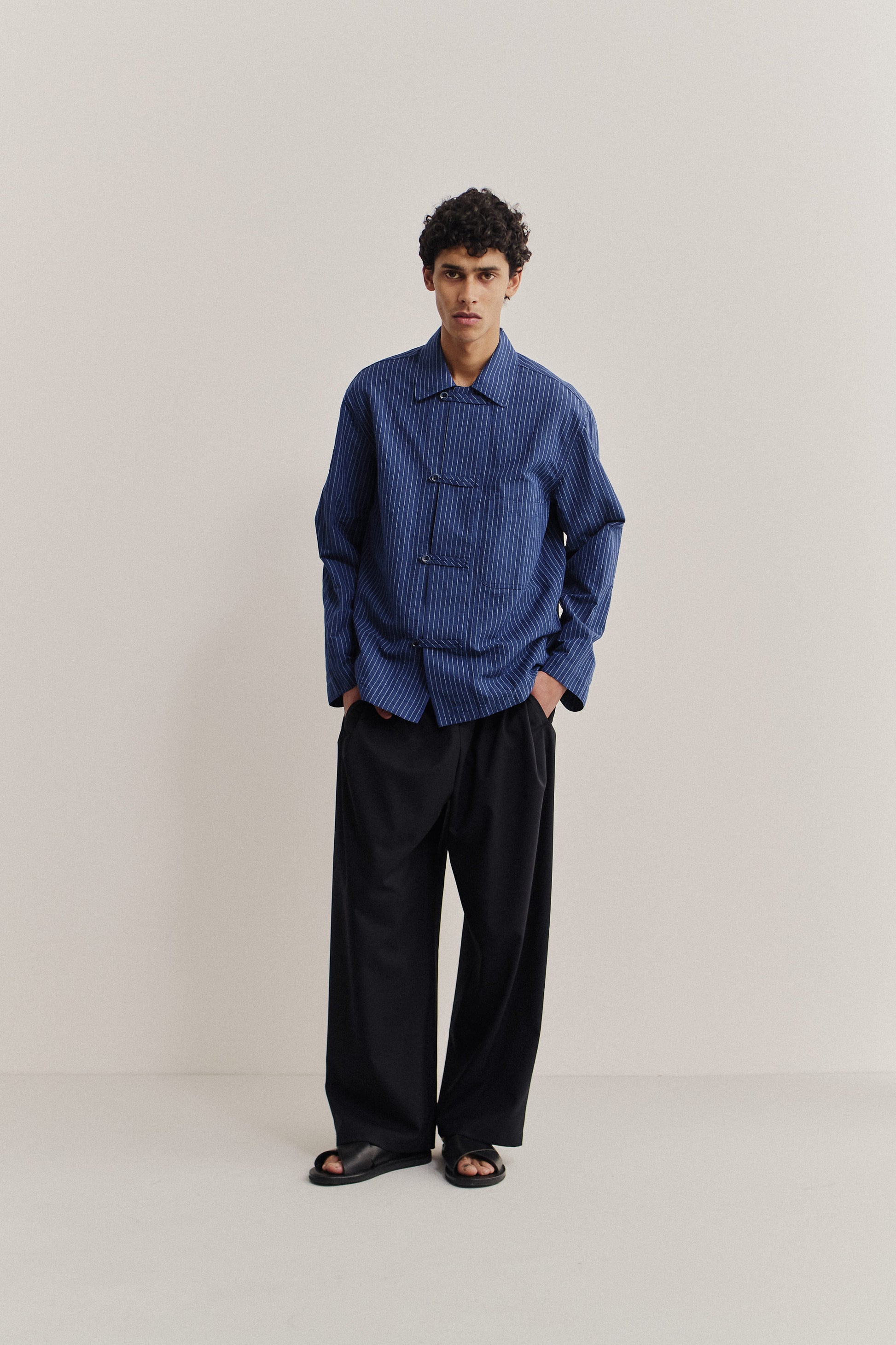 Men's long-sleeved shirt, cotton-linen seersucker, pinstriped navy, oversized, with front patch pocket.