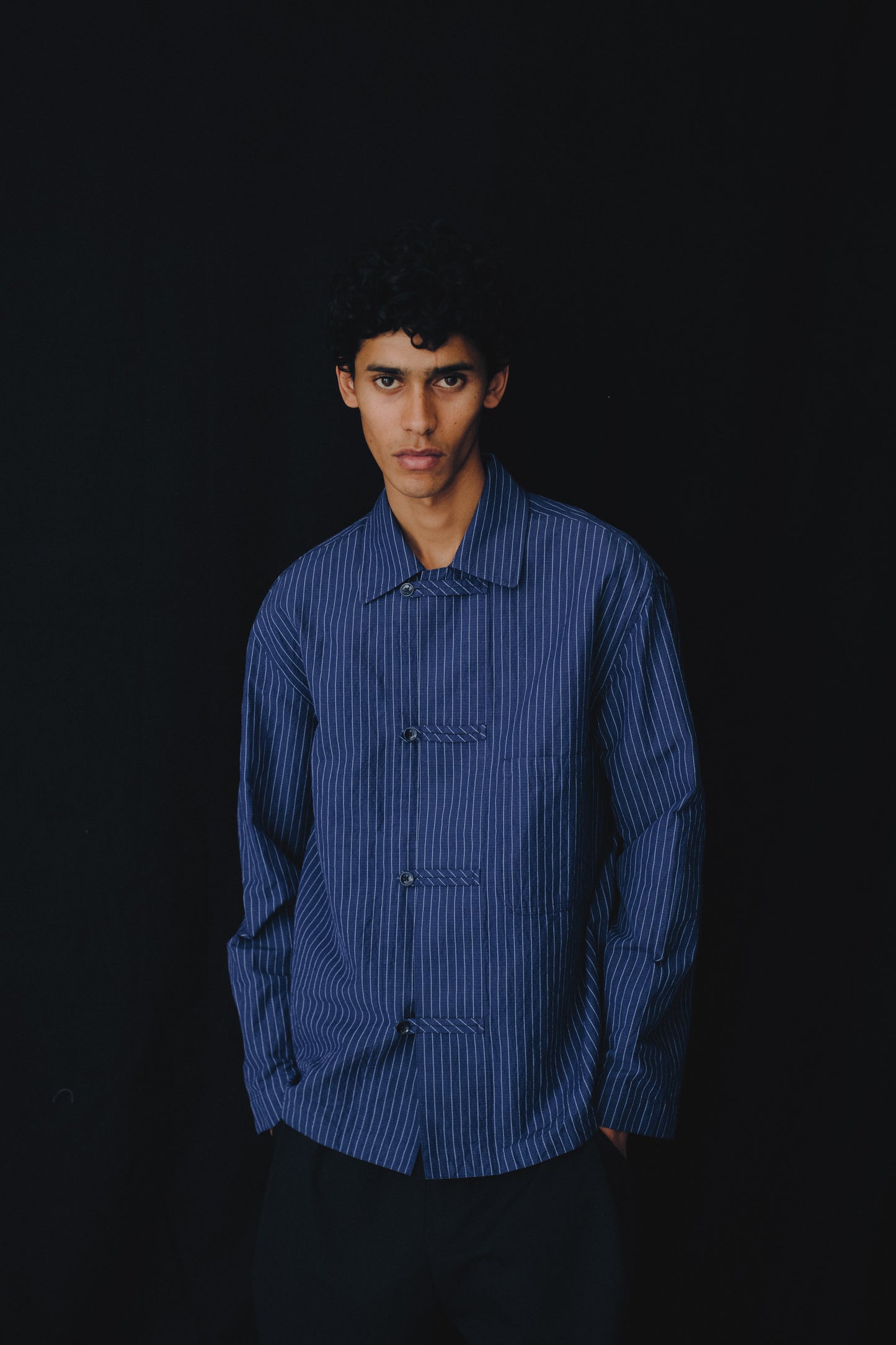 Men's long-sleeved overshirt, cotton-linen seersucker, navy with pinstripes, front patch pocket, button fastening.