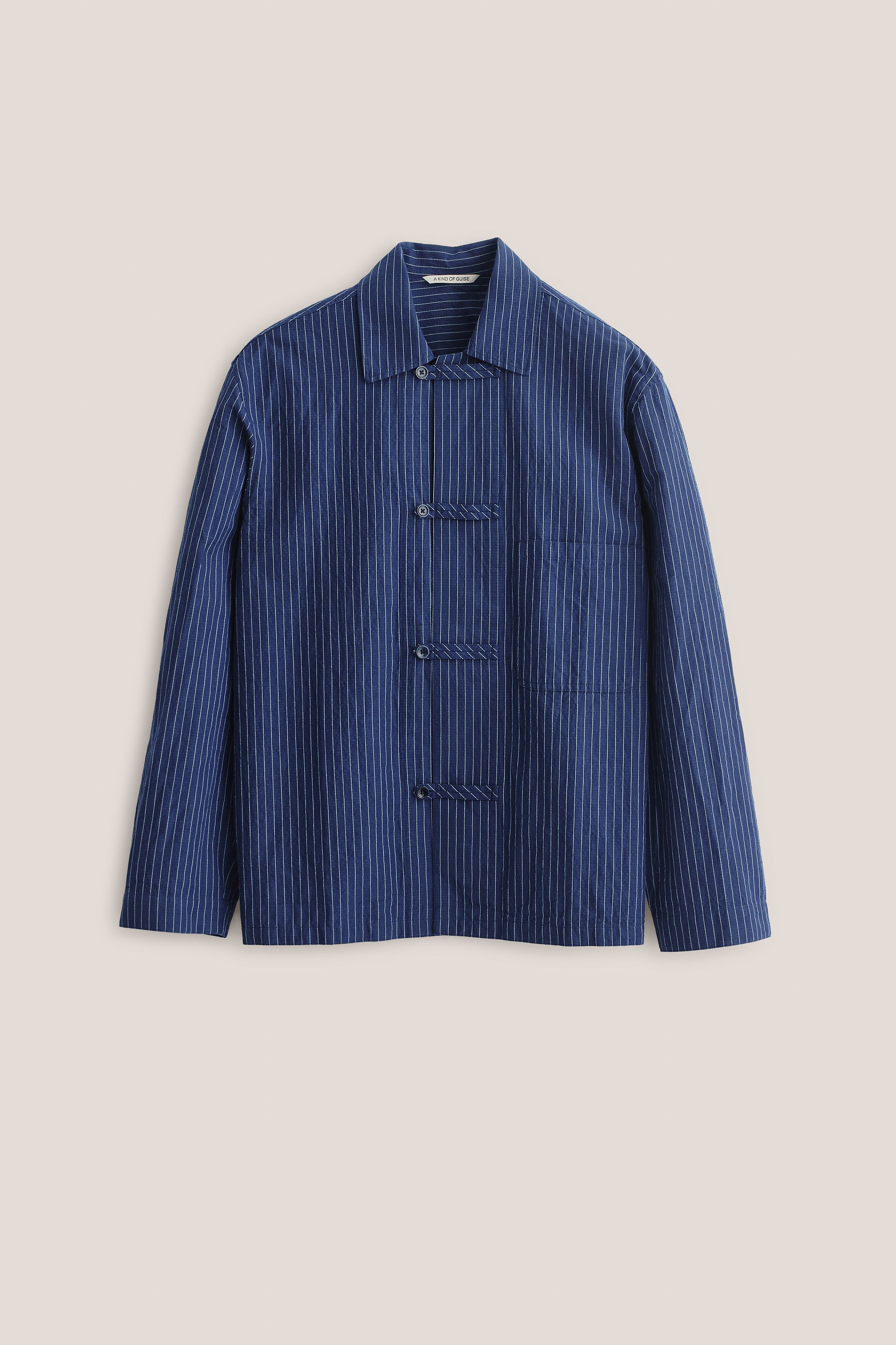 Men's long-sleeved overshirt, cotton-linen seersucker, pinstriped navy, with front patch pocket and button fastening.