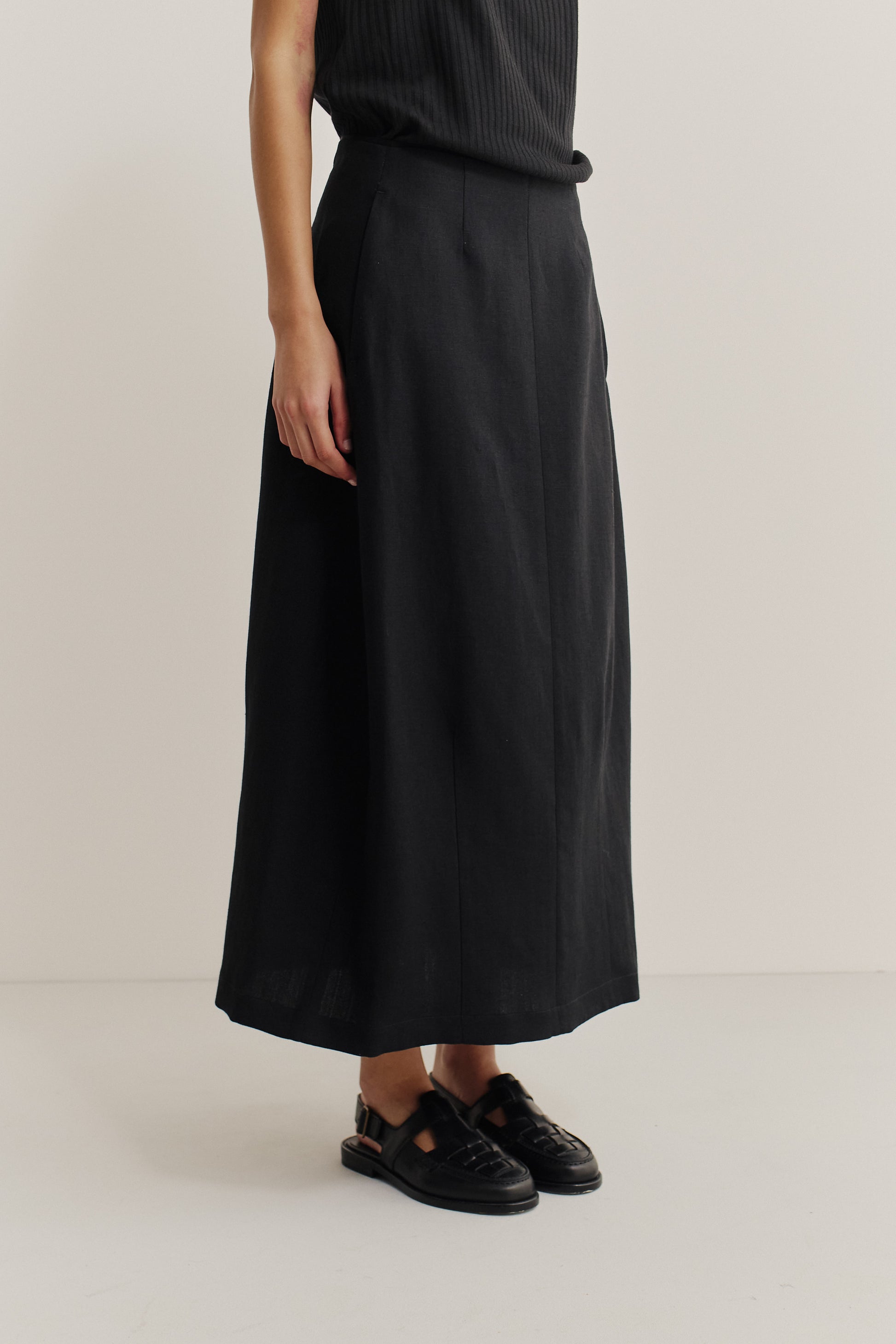 Women's skirt, midi-length, black worsted wool and linen blend, o-shaped silhouette, with pockets.