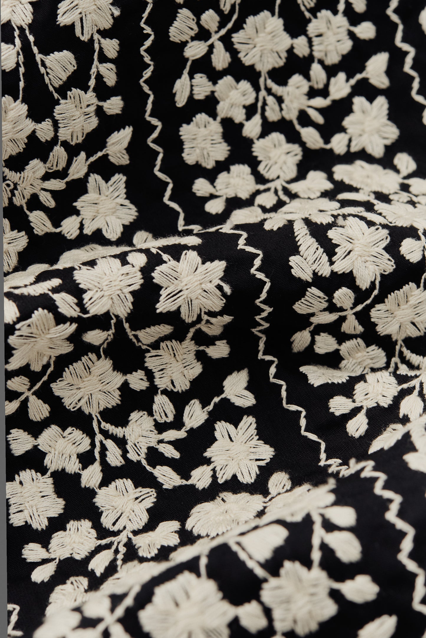 Women's skirt, midi, cotton, embroidered white flower blocks on black base, hand-drawn effect.