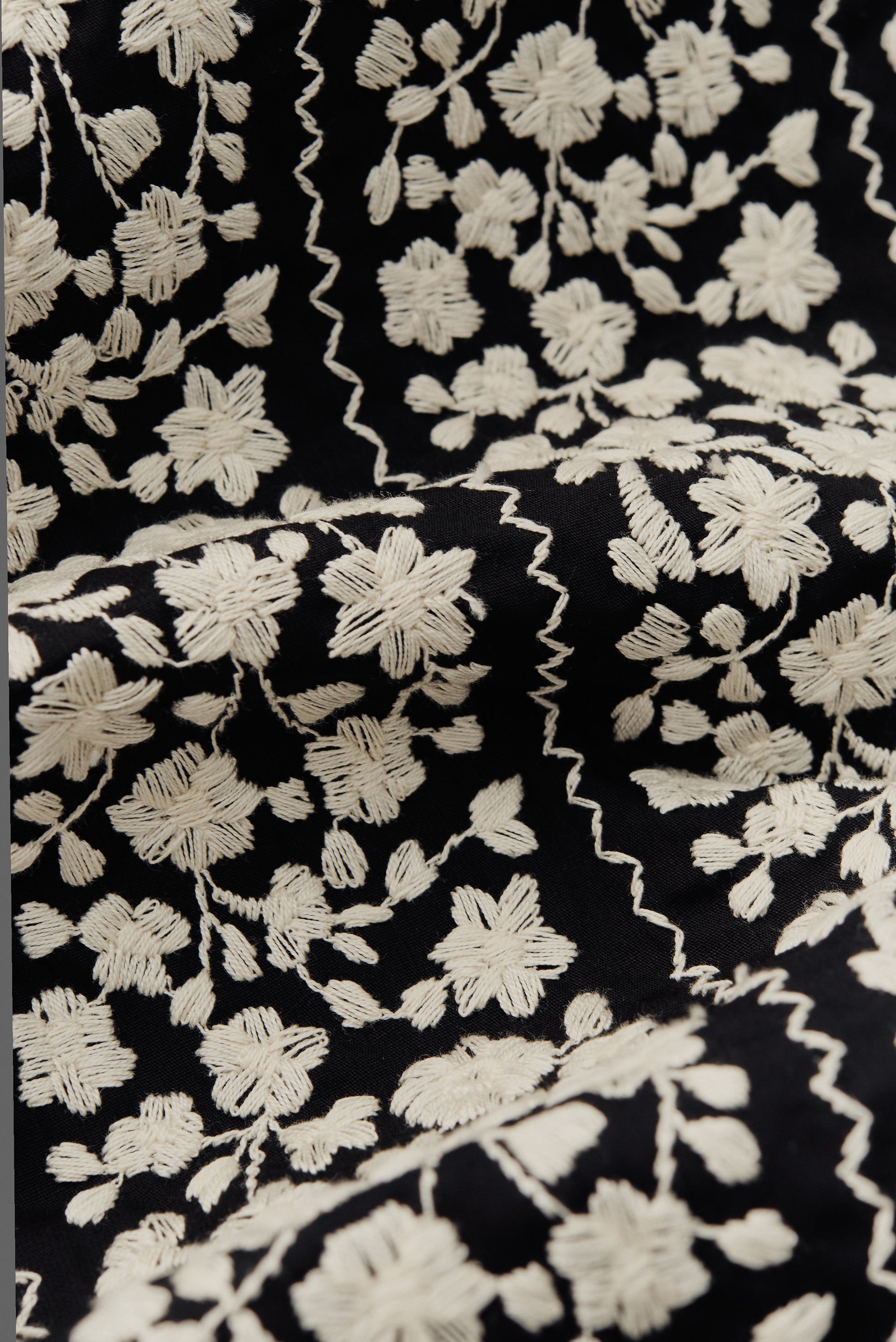 Women's skirt, midi, cotton, embroidered white flower blocks on black base, hand-drawn effect.