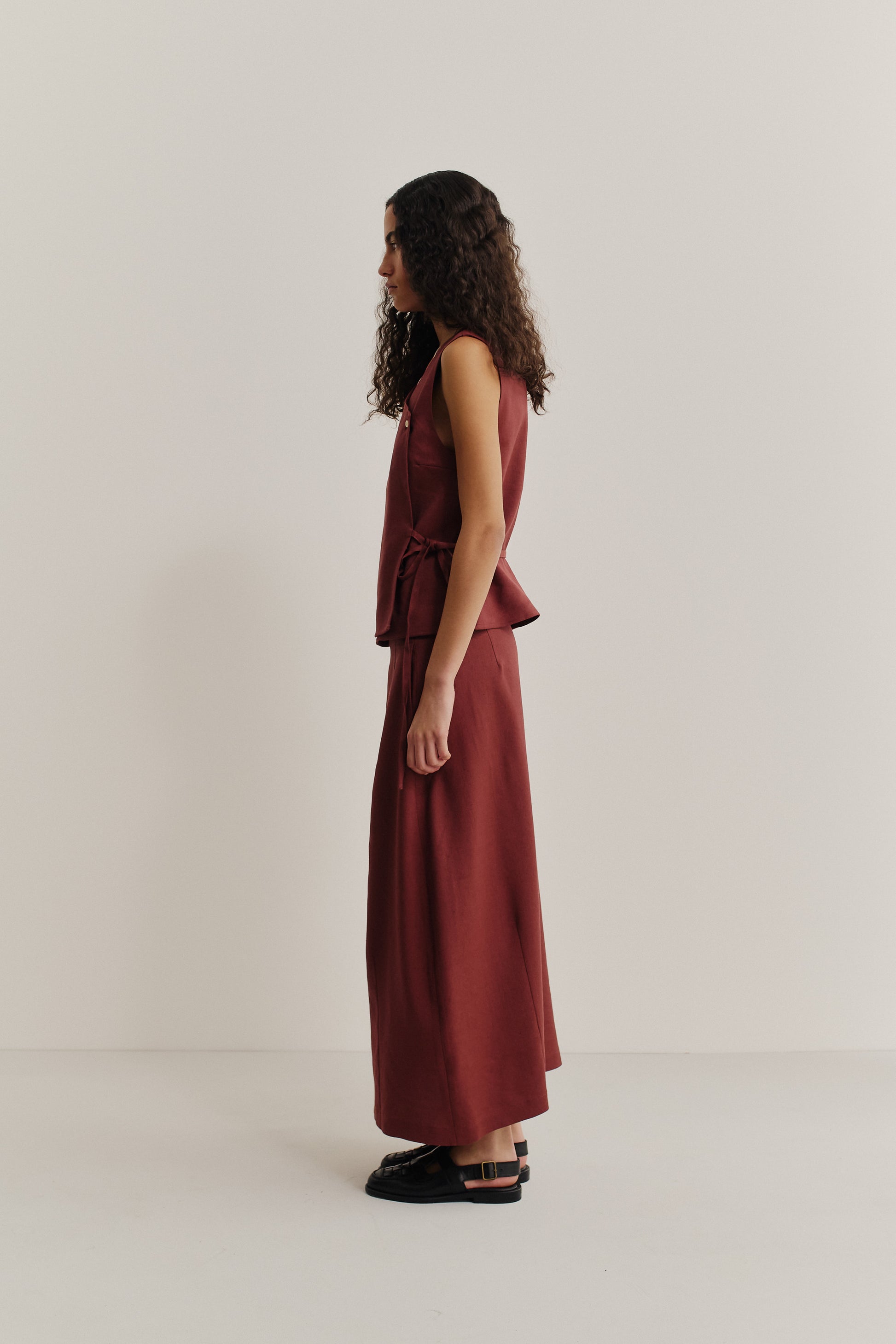 Women's skirt, midi-length, linen-virgin wool-mohair blend, o-shaped silhouette, in a rich terracotta hue.