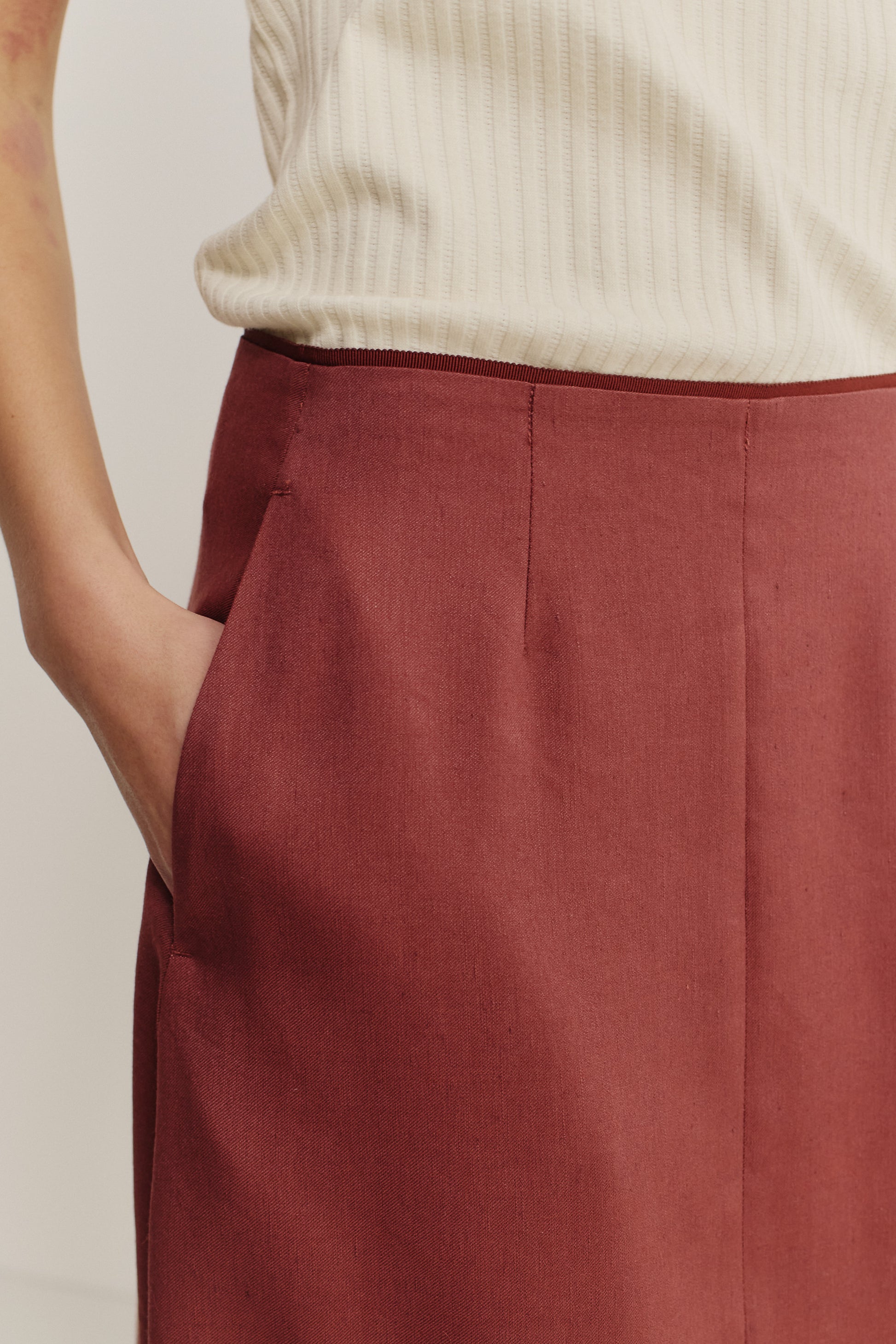 Women's skirt, midi-length, linen-virgin wool-mohair blend, prunelle weave, reddish-brown, with side seam pockets.