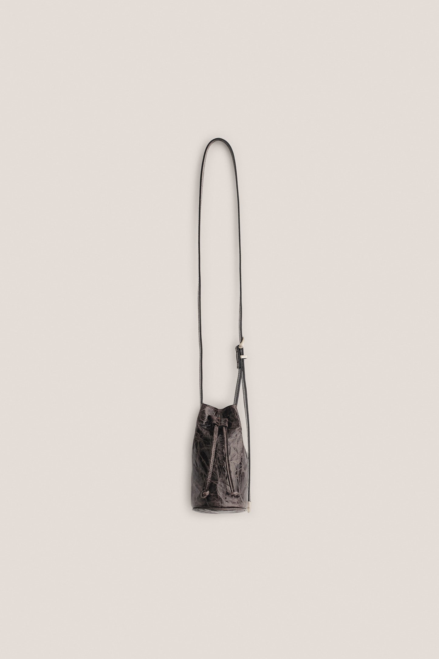Women's accessories crossbody bag, 100% lwg-certified calf leather, smooth surface with gentle creasing, dark brown.