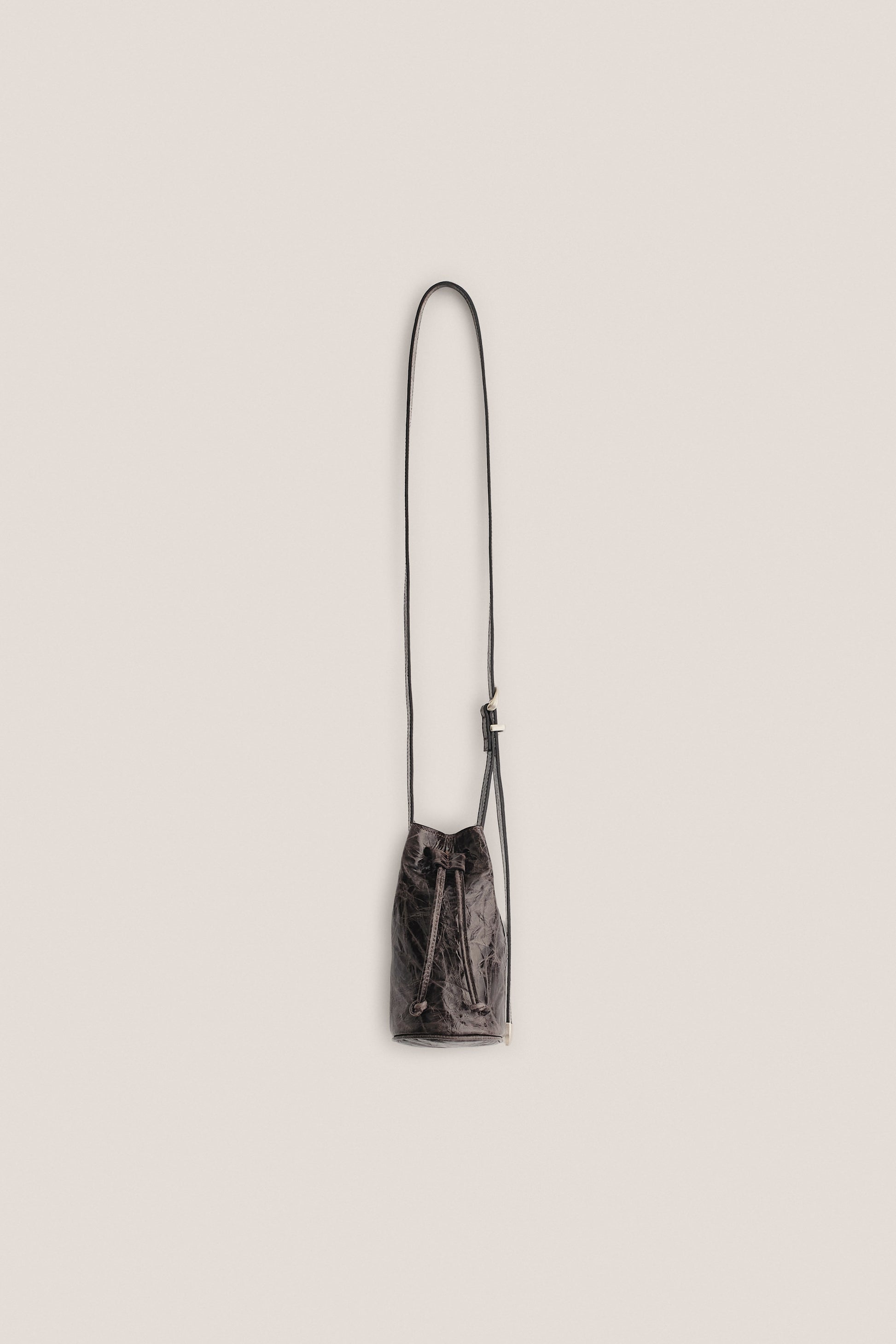 Women's accessories crossbody bag, 100% lwg-certified calf leather, smooth surface with gentle creasing, dark brown.