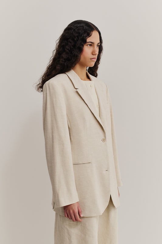 Women's tailoring, oversized Ondra Blazer in natural linen-silk blend, mambrui sand, with wide lapel and welt pockets.