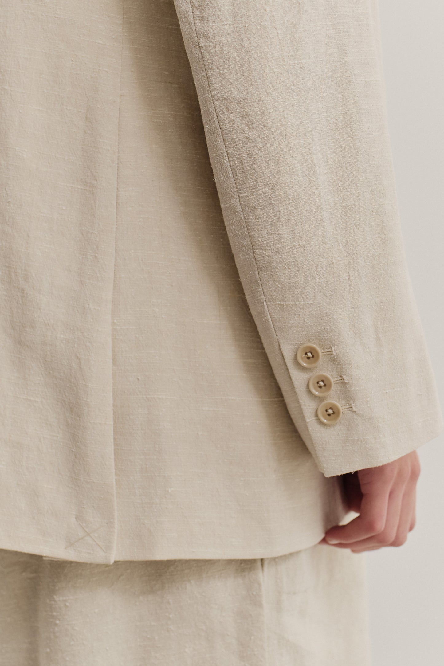 Women's tailoring blazer, linen-silk blend, naturally textured, mambrui sand, with three sleeve buttons.