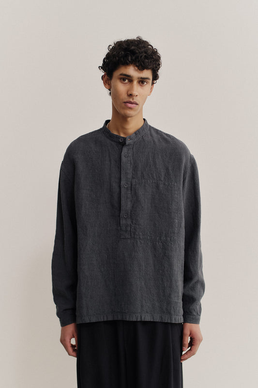 Men's long-sleeved shirt, 100% linen, vintage-like texture, coal, stand-up collar, buttoned placket.