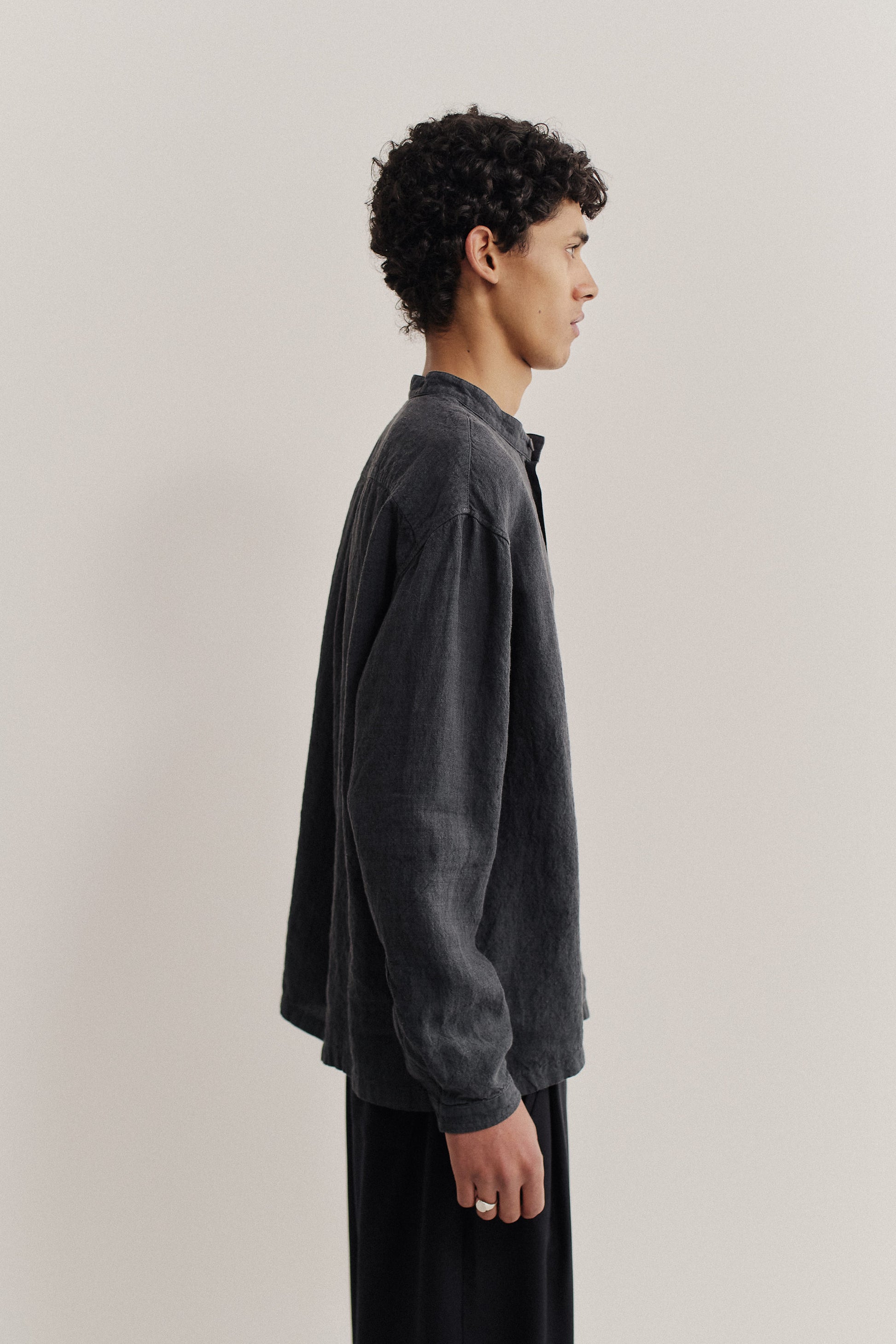 Men's long-sleeved shirt, coal linen, vintage-like texture, stand-up collar, oversized fit.