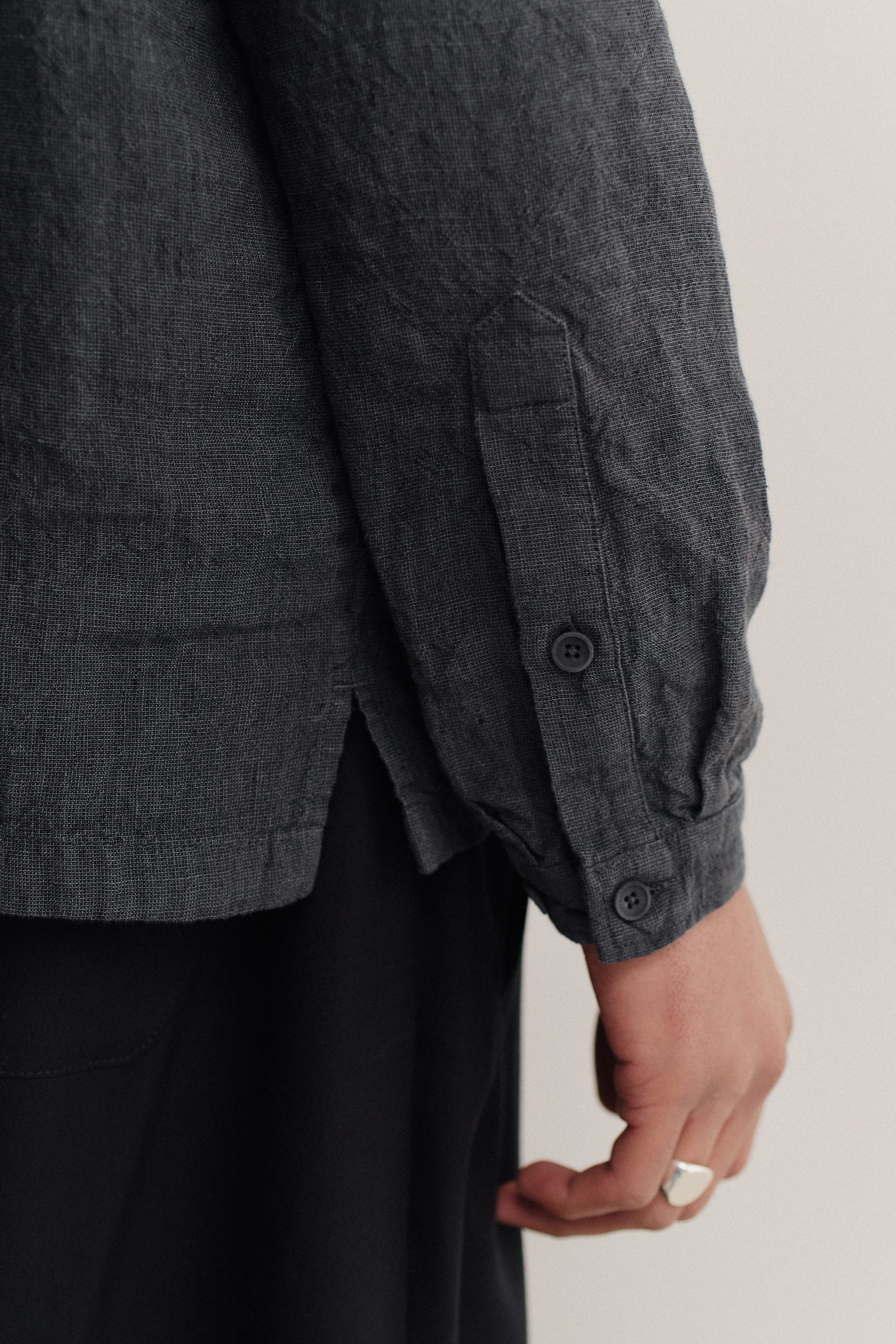 Men's long-sleeved shirt, coal linen with vintage texture, buttoned cuff, and side slit.