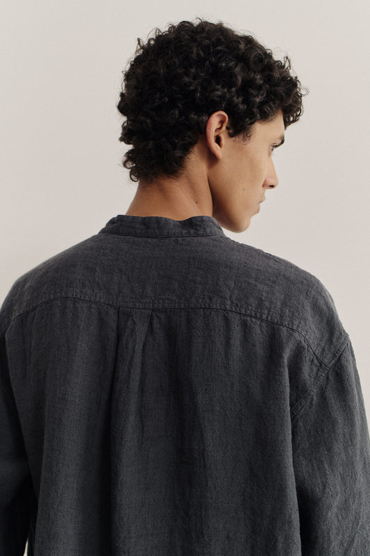 Men's long-sleeved shirt, coal linen, oversized fit, stand-up collar, back pleat, and side slits.