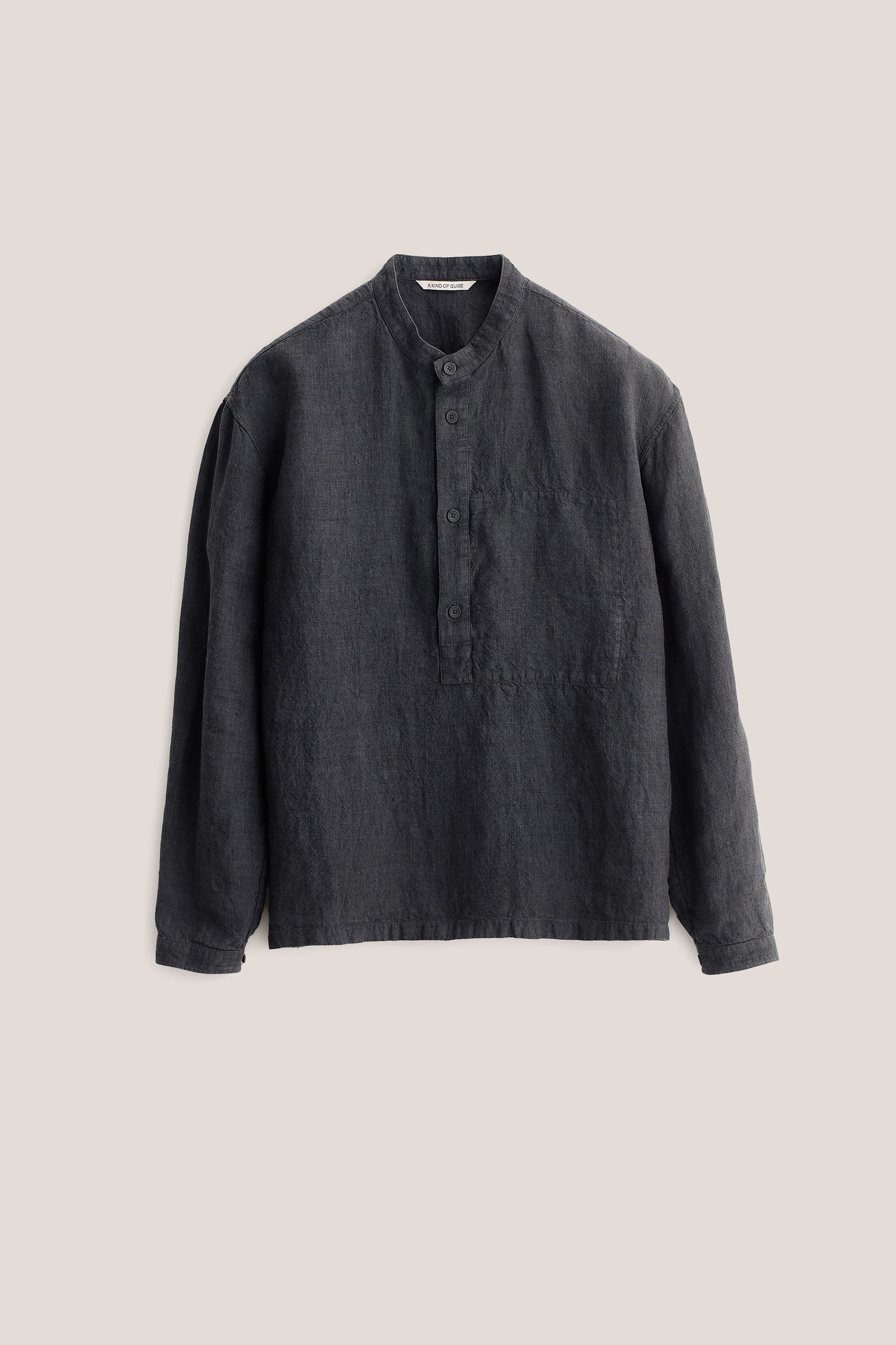 Men's long-sleeved shirt, coal linen, vintage-like texture, stand-up collar, buttoned placket.