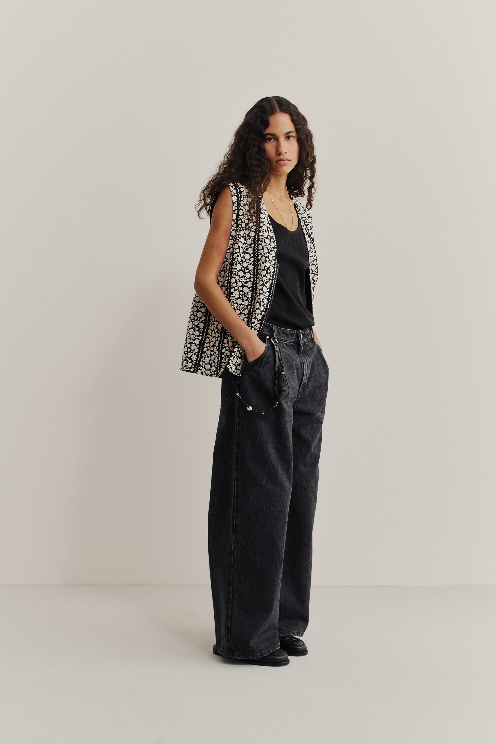 Women's long-pants, organic cotton denim, stone washed, dark grey, wide-leg Padma Pleated Denim.