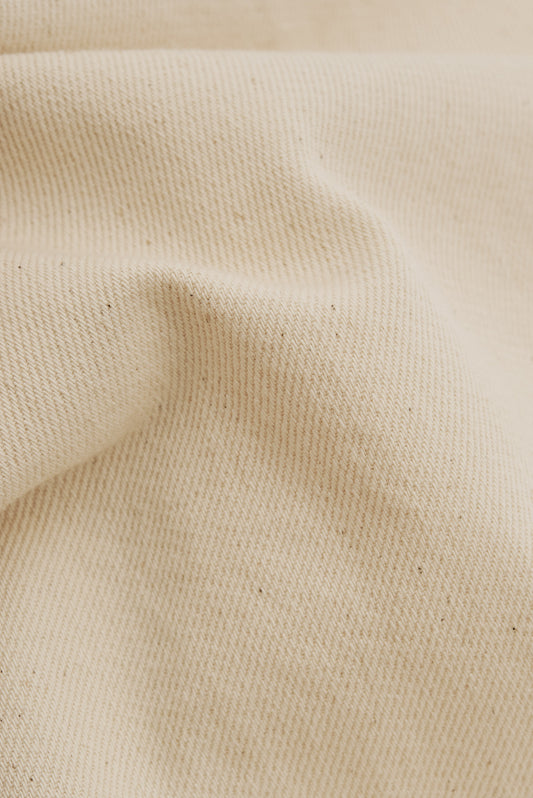 Women's shorts, organic cotton raw denim, pre-washed off-white, with pleats and 5-pocket design.