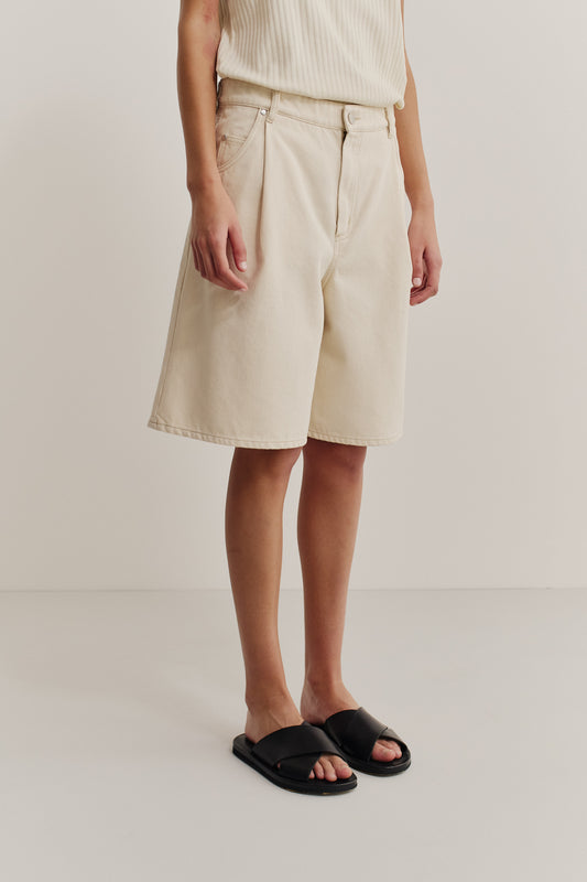 Women's shorts, wide-fit pleated organic cotton denim, off-white, 5-pocket design.