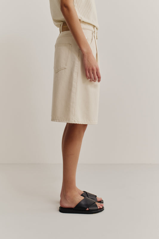 Women's shorts, organic cotton raw denim, off-white, wide fit, pleated, 5-pocket design.