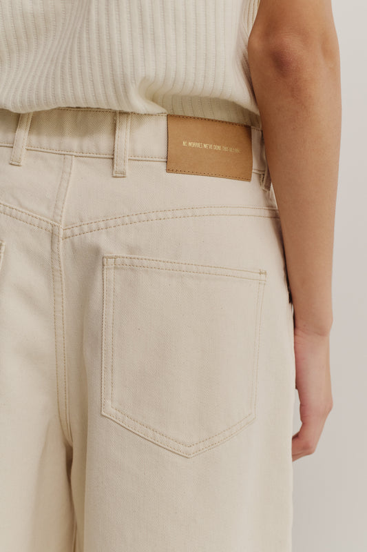 Women's shorts, organic cotton raw denim, pre-washed off-white, pleated, 5-pocket design.