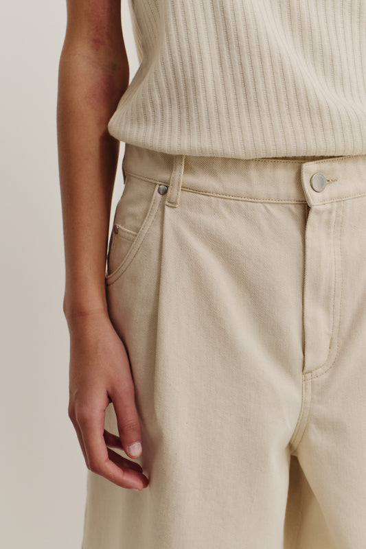 Women's shorts, organic cotton raw denim, pre-washed off-white, wide fit, pleated, 5-pocket design.