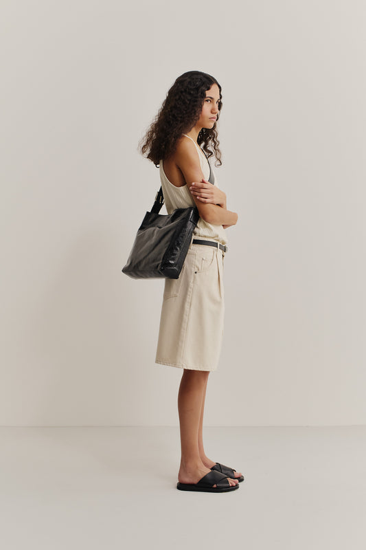 Women's shorts, organic cotton raw denim, off-white, wide fit, pleated, 5-pocket design.