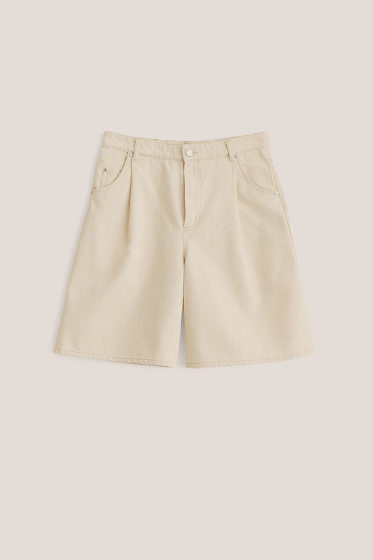 Women's shorts, wide-fit pleated organic cotton denim, pre-washed off-white.