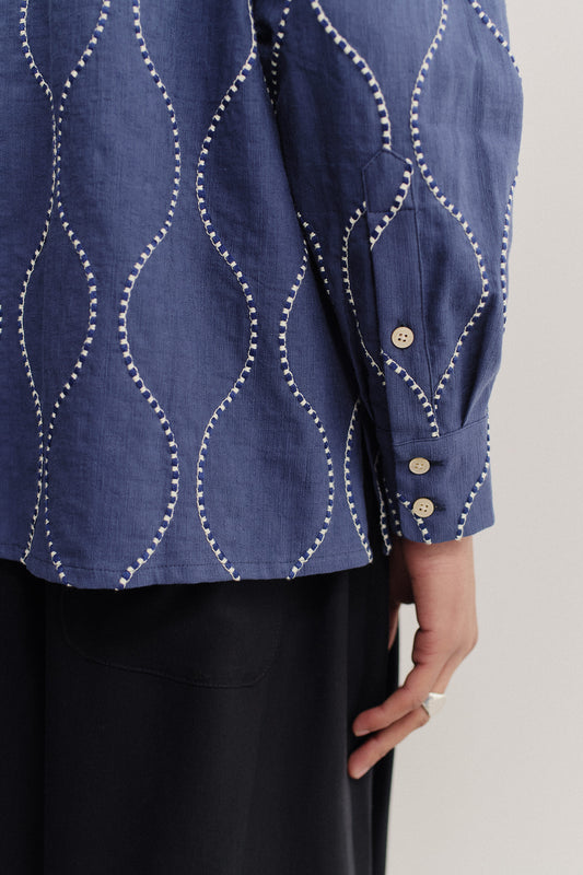 Men's long-sleeved shirt, 100% cotton, embroidered wavy pattern, soft blue with navy lines.