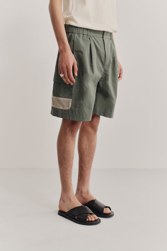 Men's shorts, recycled nylon-cotton blend, water-repellent, olive green, with mesh patch pockets.
