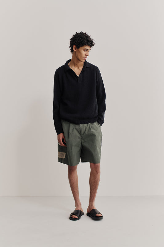 Men's shorts, recycled nylon and cotton blend, water-repellent, olive green, with patch and welt pockets.