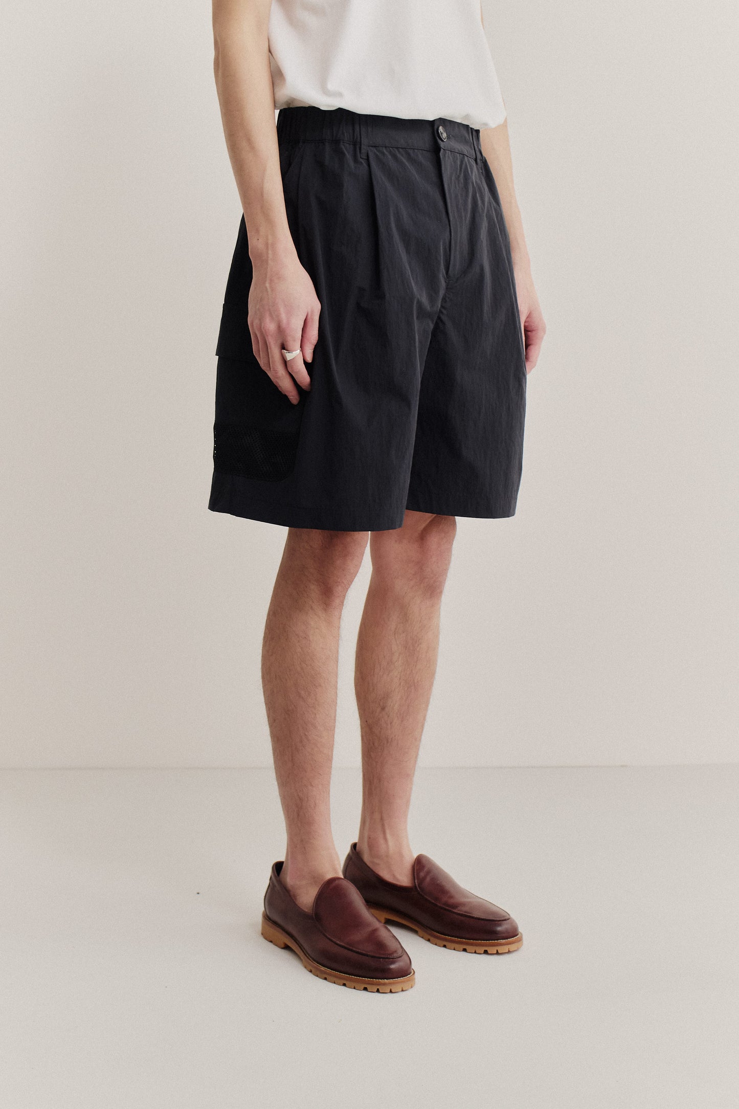 Men's shorts, recycled nylon cotton blend, water-repellent, black, with front pleats and side mesh patch pockets.