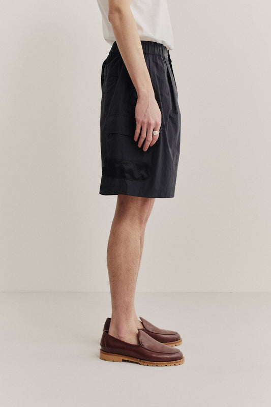 Men's shorts, recycled nylon cotton blend, water-repellent, black, with mesh side pockets.