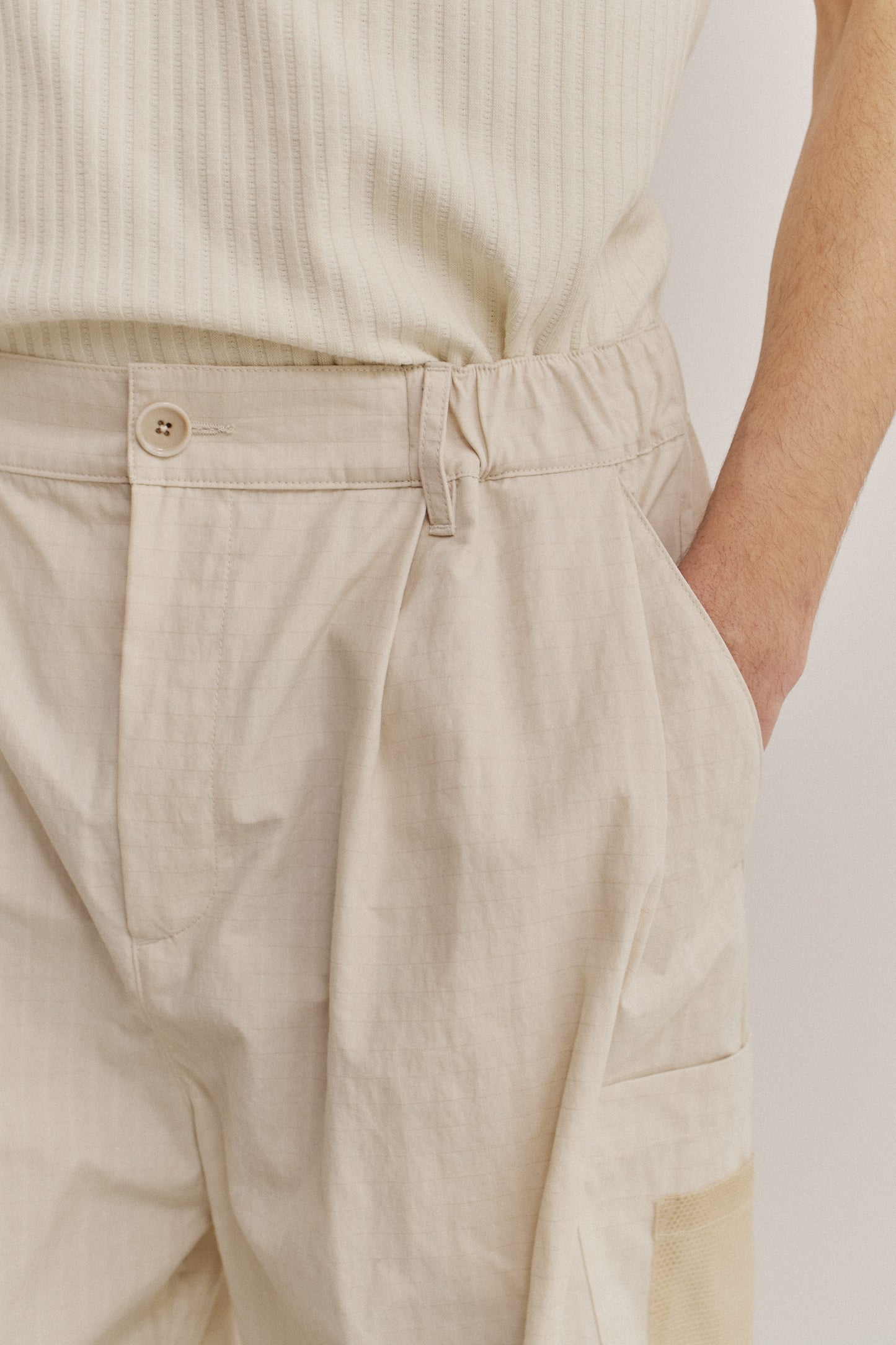 Men's shorts, cotton blend ripstop, water-repellent waxed finish, beige, with elastic waist, front pleat, and patch pockets.