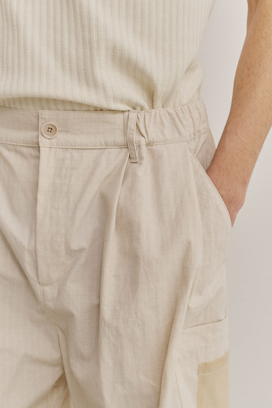Men's shorts, cotton blend ripstop, water-repellent waxed finish, beige, with elastic waist, front pleat, and patch pockets.