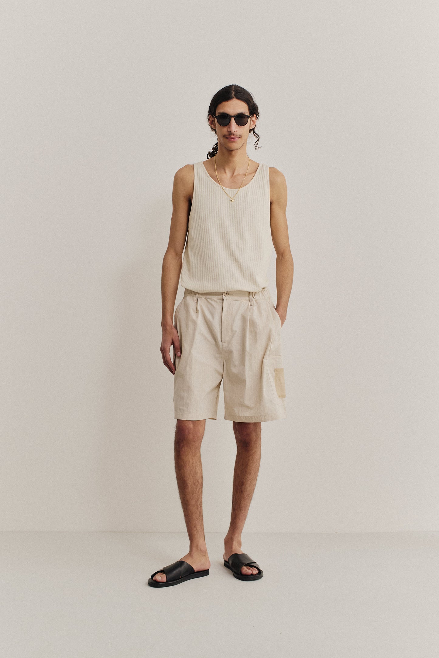 Men's shorts, cotton blend ripstop, waxed finish, light beige, with patch pockets and front pleats.