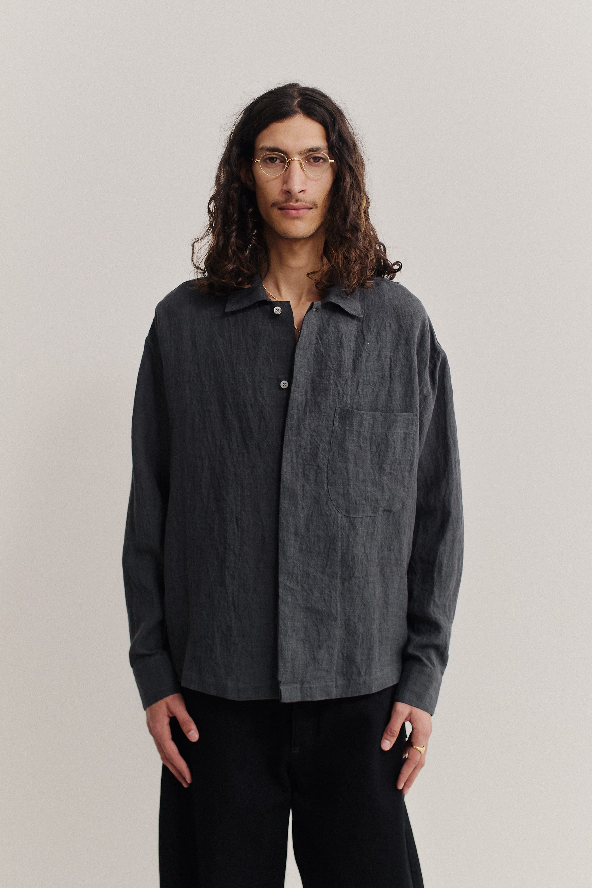 Men's long-sleeved shirt, 100% linen, plain weave, charcoal, wide boxy fit, spread collar, patch pocket.