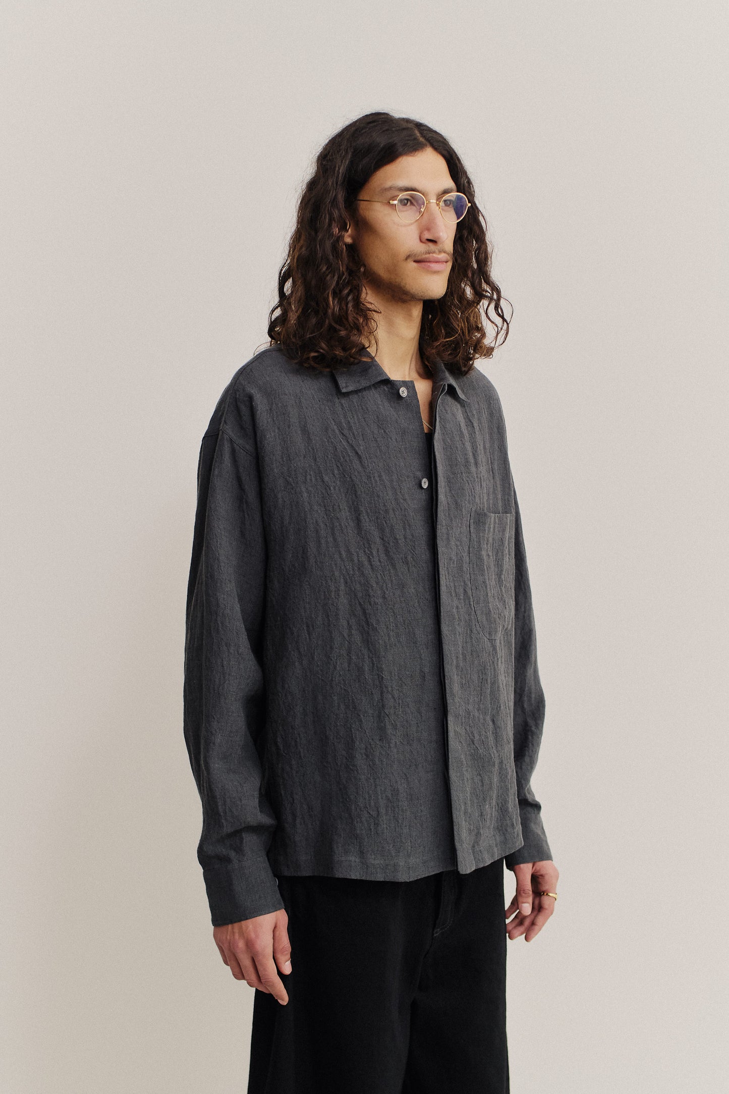 Men's long-sleeved shirt, 100% linen, vintage-like texture, charcoal grey, with a spread collar and patch pocket.